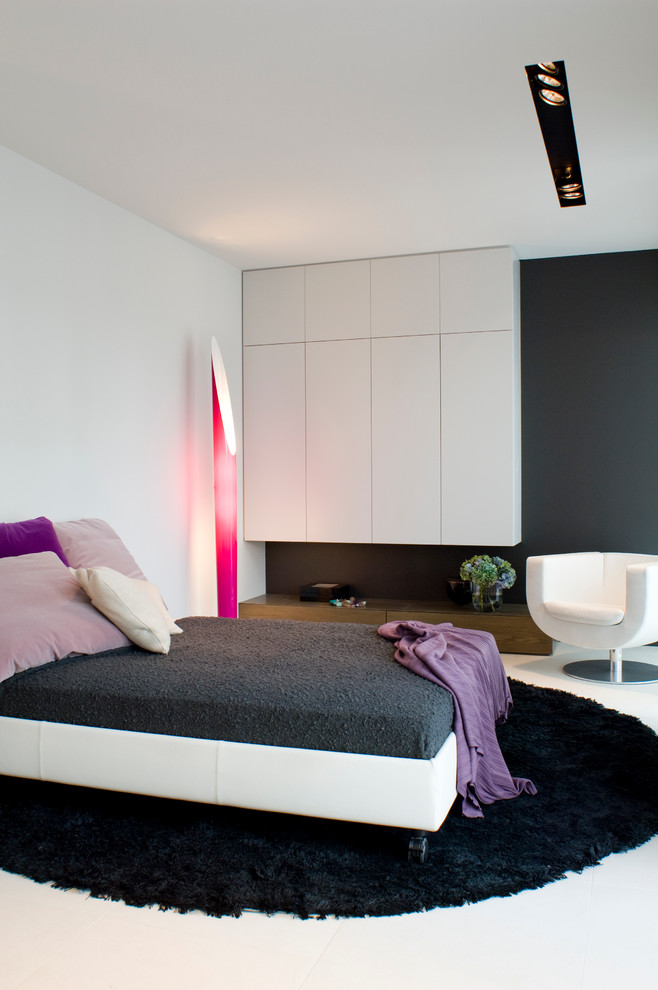 Mittelgroßes Modernes Schlafzimmer ohne Kamin mit schwarzer Wandfarbe in Frankfurt am Main