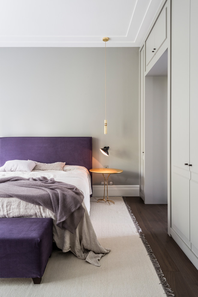 Mittelgroßes Modernes Hauptschlafzimmer ohne Kamin mit grauer Wandfarbe, dunklem Holzboden und braunem Boden in Hamburg