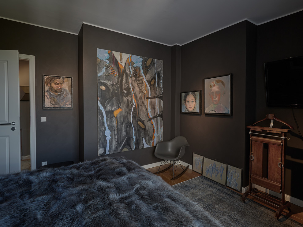 На фото: хозяйская спальня среднего размера в современном стиле с черными стенами, паркетным полом среднего тона и коричневым полом без камина