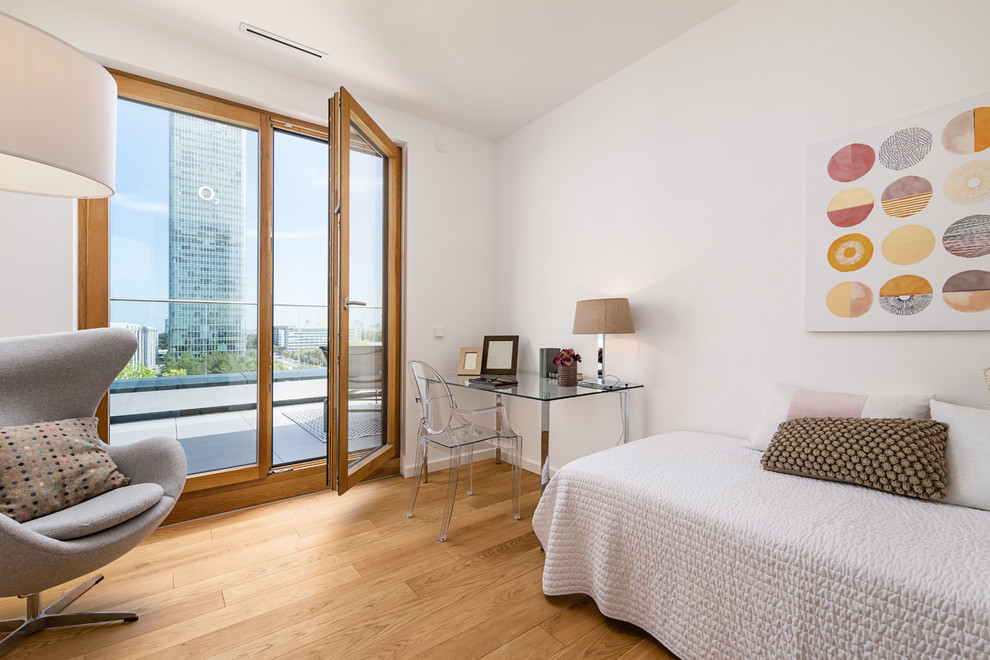 Mittelgroßes Modernes Gästezimmer ohne Kamin mit weißer Wandfarbe, braunem Holzboden und beigem Boden in München