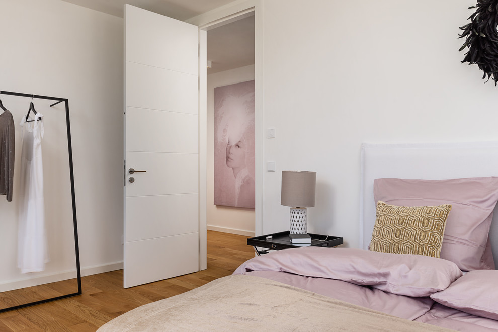 This is an example of a contemporary bedroom in Munich.