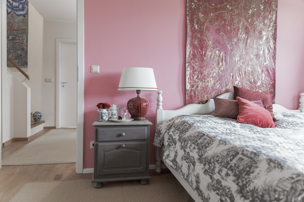 Klassisches Hauptschlafzimmer ohne Kamin mit rosa Wandfarbe in München