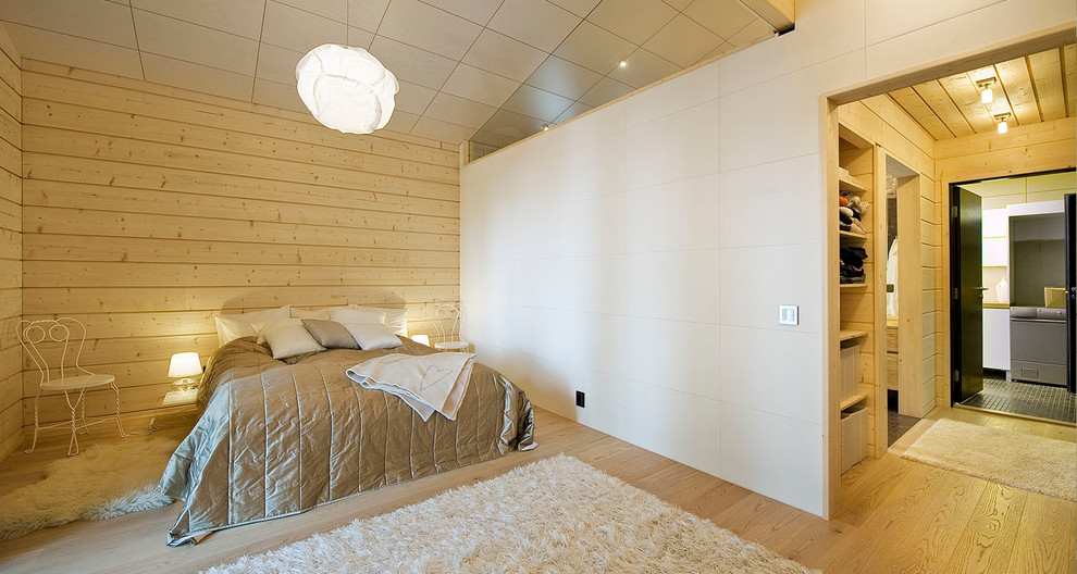 Großes Nordisches Schlafzimmer ohne Kamin mit weißer Wandfarbe und hellem Holzboden in Berlin