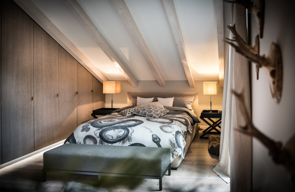 Mittelgroßes Rustikales Hauptschlafzimmer ohne Kamin mit weißer Wandfarbe, hellem Holzboden und beigem Boden in München
