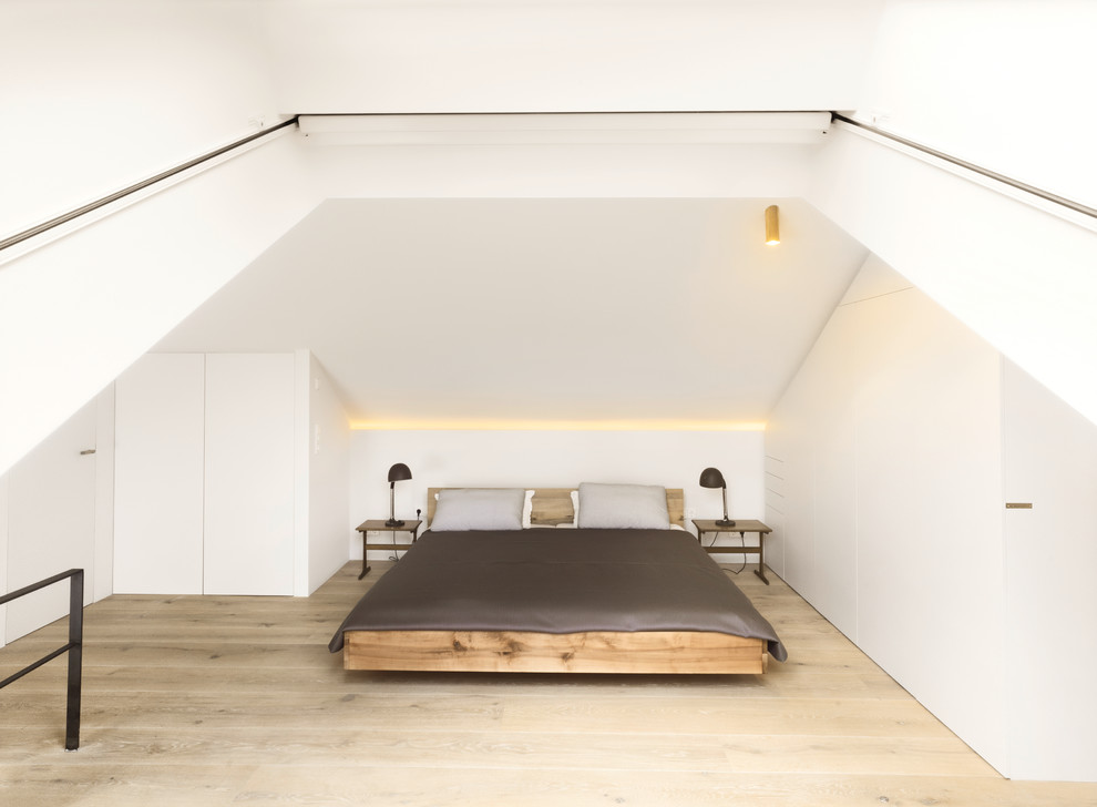 Стильный дизайн: большая хозяйская спальня на мансарде в стиле модернизм с белыми стенами и светлым паркетным полом без камина - последний тренд