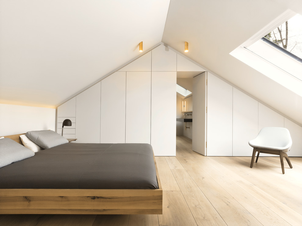 Источник вдохновения для домашнего уюта: большая хозяйская спальня на мансарде в скандинавском стиле с белыми стенами и светлым паркетным полом без камина