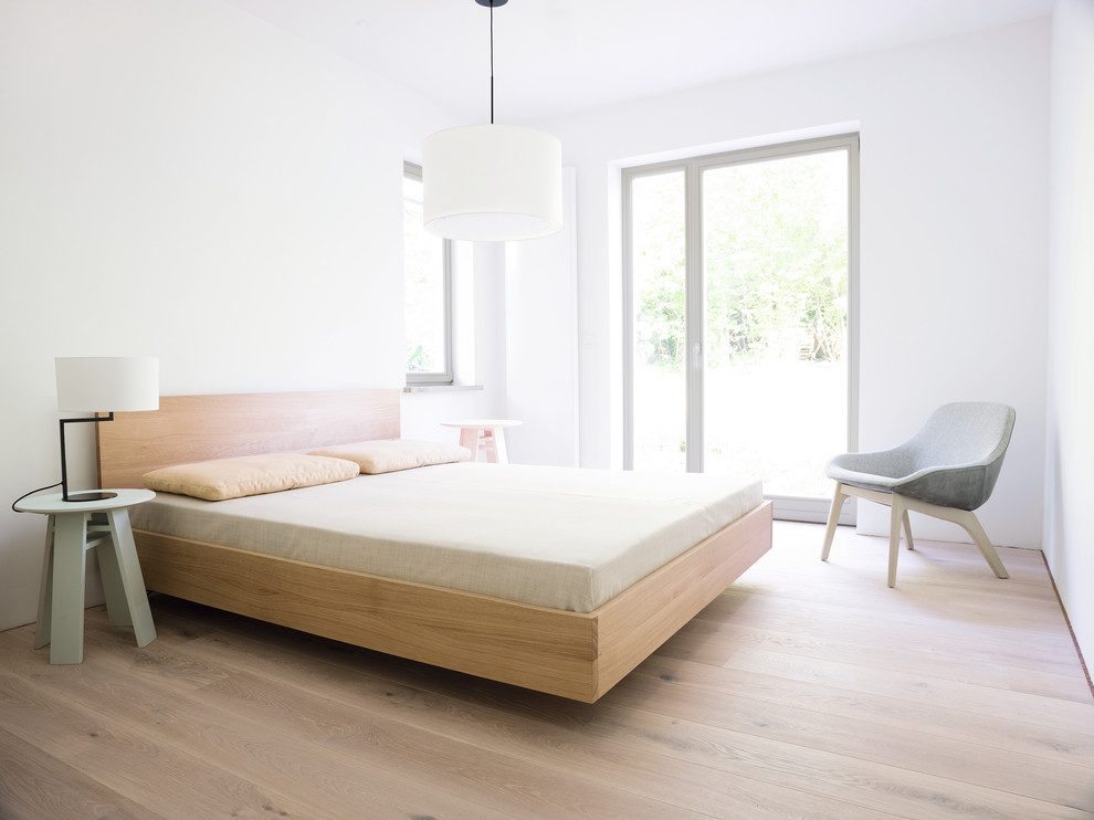 Свежая идея для дизайна: спальня среднего размера в современном стиле с белыми стенами и паркетным полом среднего тона без камина - отличное фото интерьера