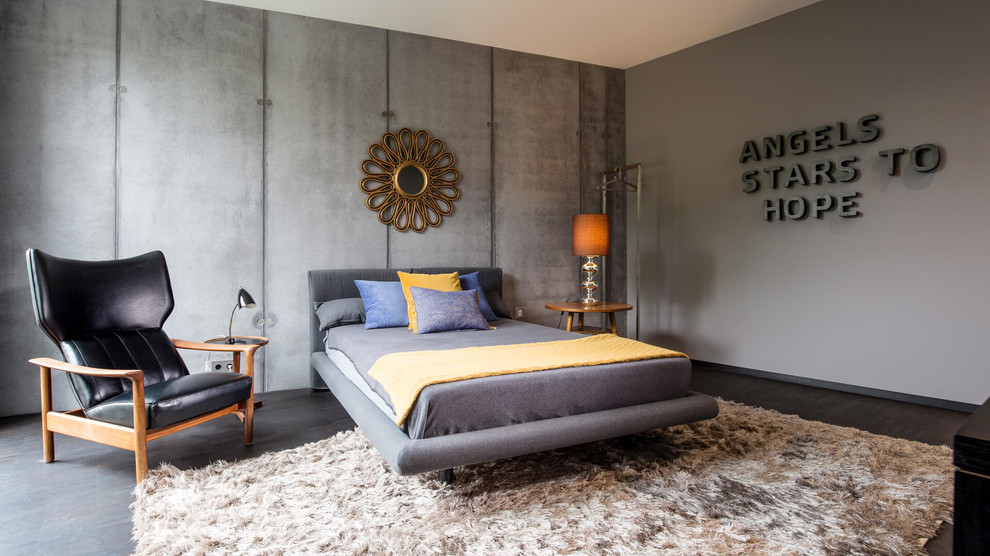 Diseño de dormitorio principal vintage grande sin chimenea con paredes grises, suelo de madera oscura y suelo marrón
