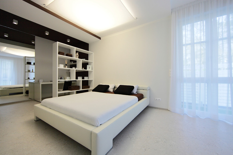 Идея дизайна: спальня в современном стиле с белыми стенами и полом из линолеума