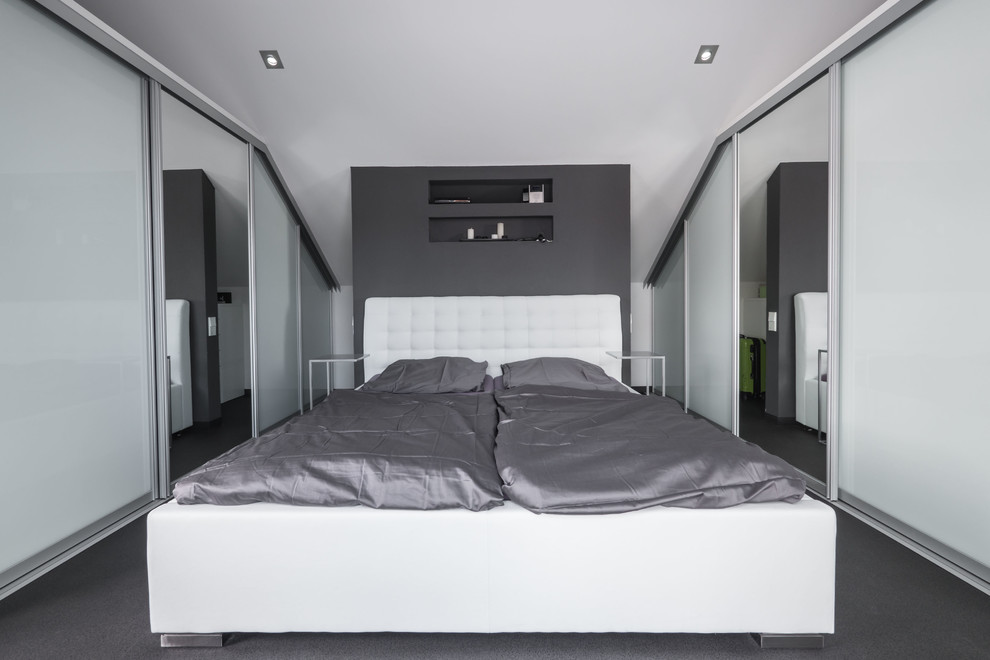 Mittelgroßes Modernes Hauptschlafzimmer mit weißer Wandfarbe, Teppichboden und grauem Boden in Stuttgart