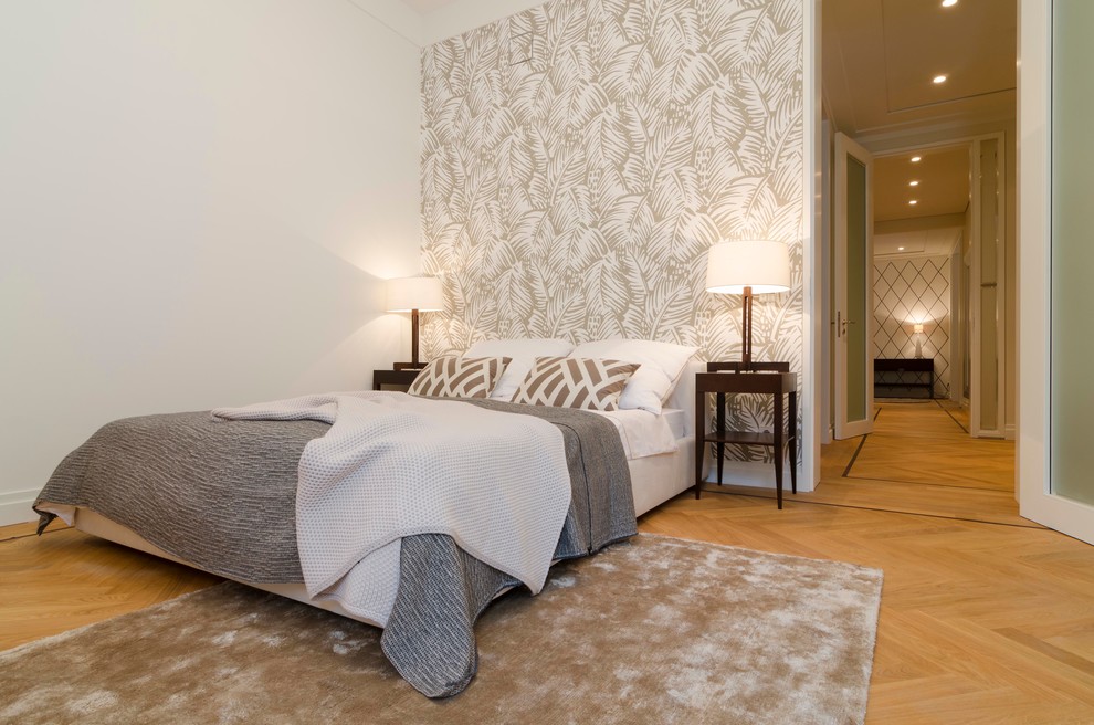 Esempio di una camera da letto tradizionale di medie dimensioni con pareti bianche, pavimento in legno massello medio e nessun camino