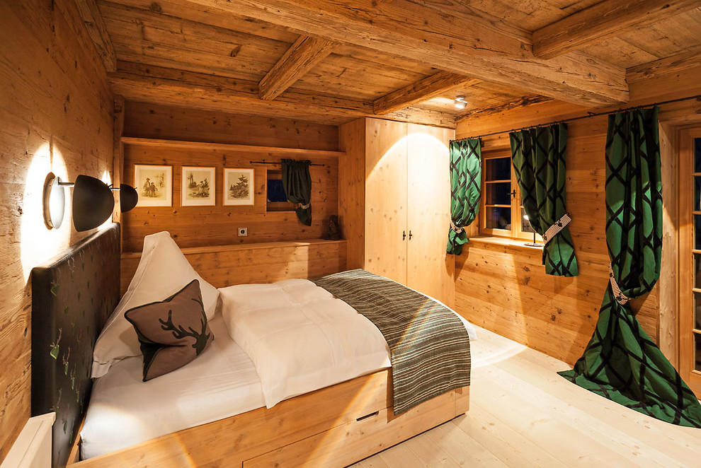 Ejemplo de habitación de invitados de estilo de casa de campo pequeña con paredes marrones, suelo de madera clara y suelo marrón