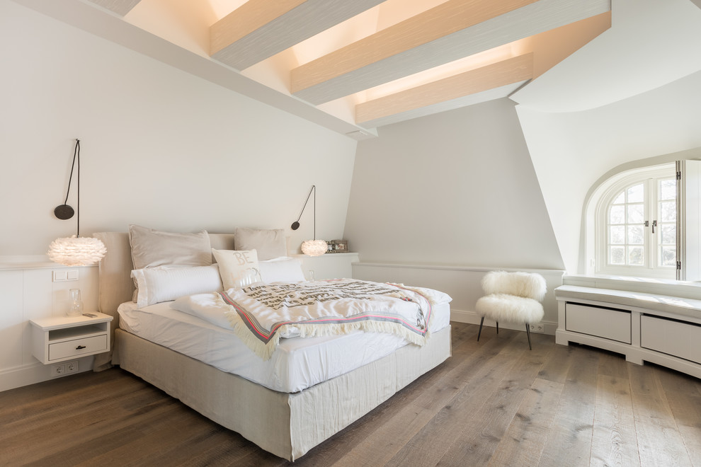 Landhausstil Schlafzimmer mit weißer Wandfarbe, dunklem Holzboden und braunem Boden in Sonstige