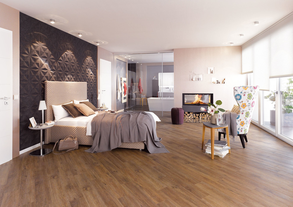 ケルンにある広いトラディショナルスタイルのおしゃれな主寝室 (ベージュの壁、クッションフロア、両方向型暖炉)