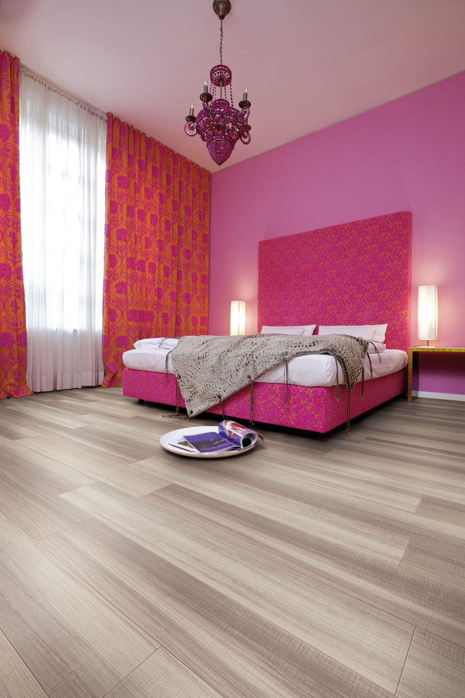 Großes Modernes Hauptschlafzimmer ohne Kamin mit roter Wandfarbe, Vinylboden und braunem Boden in Köln
