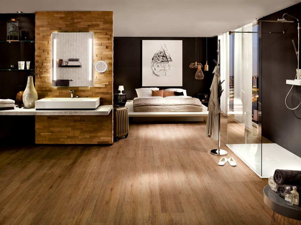 На фото: спальня с коричневыми стенами, полом из винила и коричневым полом с