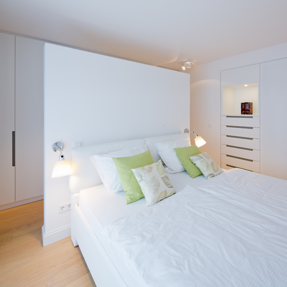 Источник вдохновения для домашнего уюта: хозяйская спальня среднего размера в современном стиле с белыми стенами и светлым паркетным полом без камина