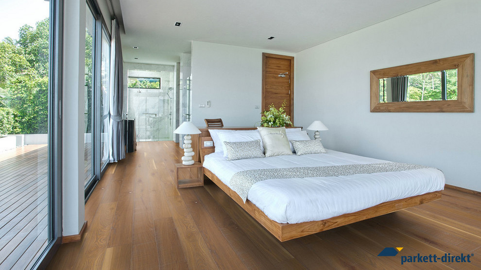 Источник вдохновения для домашнего уюта: большая хозяйская спальня в современном стиле с белыми стенами и паркетным полом среднего тона без камина