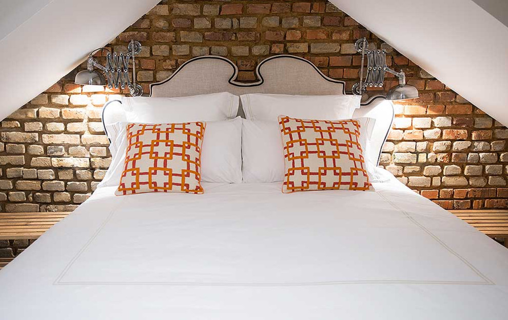 Idee per un'In mansarda camera da letto contemporanea con pareti bianche