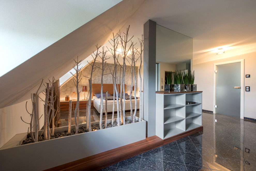 ニュルンベルクにある広いコンテンポラリースタイルのおしゃれなロフト寝室 (白い壁、暖炉なし、黒い床)
