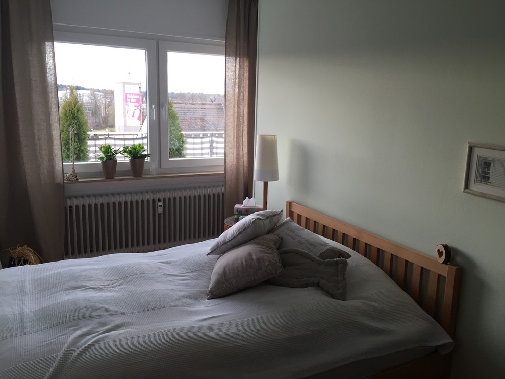 Kleines Landhaus Gästezimmer ohne Kamin mit weißer Wandfarbe, hellem Holzboden und beigem Boden in Frankfurt am Main