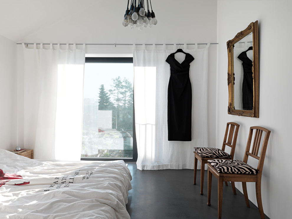 Источник вдохновения для домашнего уюта: большая хозяйская спальня в стиле фьюжн с белыми стенами без камина
