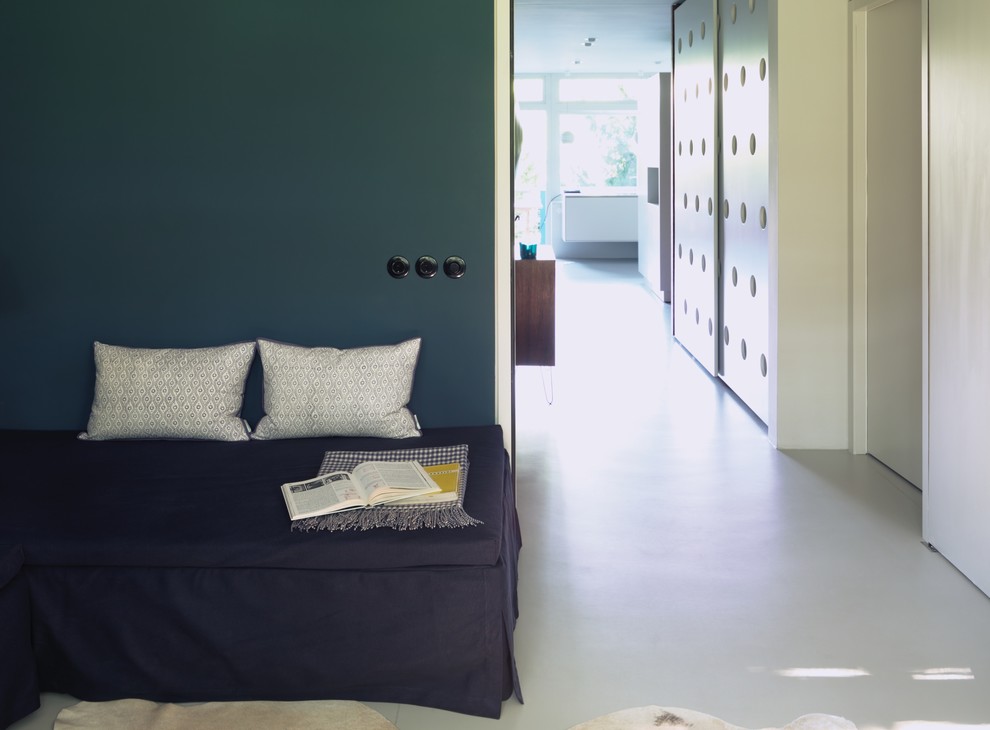Foto på ett mellanstort funkis gästrum, med blå väggar, linoleumgolv och vitt golv
