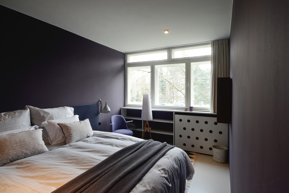 Aménagement d'une chambre parentale contemporaine de taille moyenne avec un mur violet, un sol en linoléum, aucune cheminée et un sol blanc.