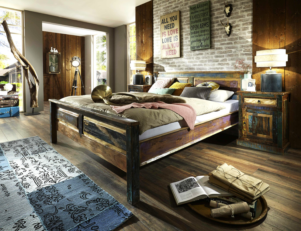 Imagen de dormitorio principal industrial grande sin chimenea con paredes multicolor, suelo de madera oscura y suelo marrón