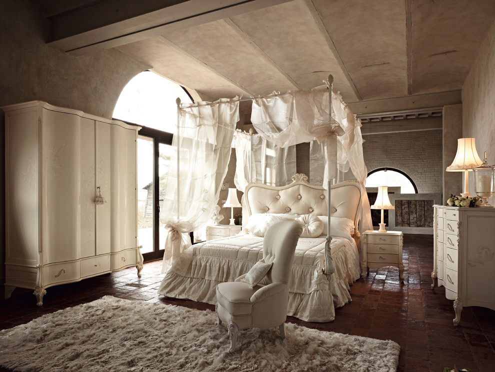 Idée de décoration pour une grande chambre parentale tradition avec un mur beige.