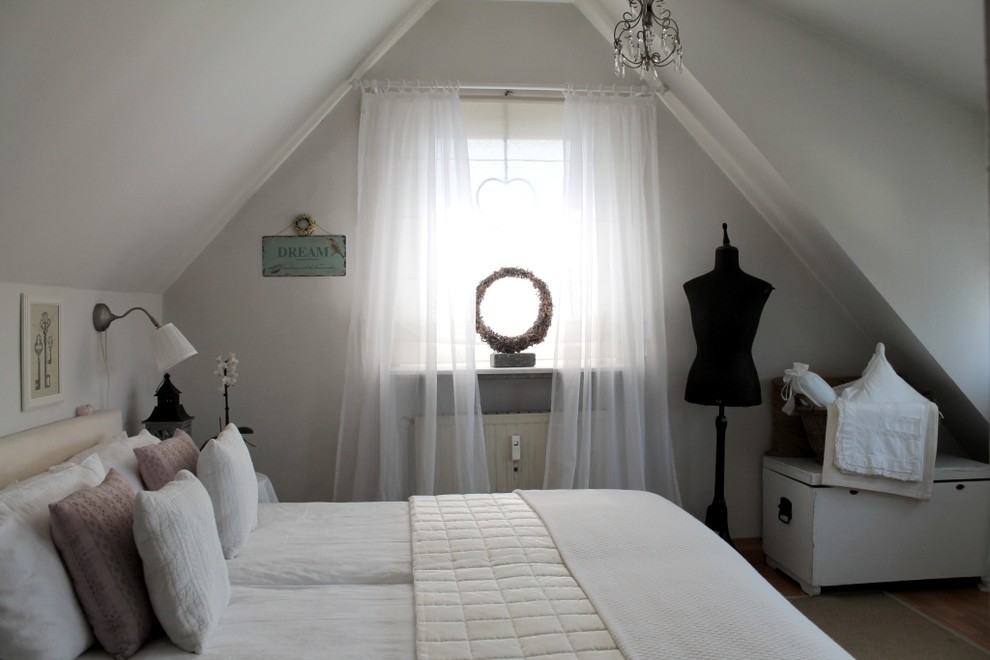 Idee per una camera da letto country di medie dimensioni con pareti grigie e nessun camino