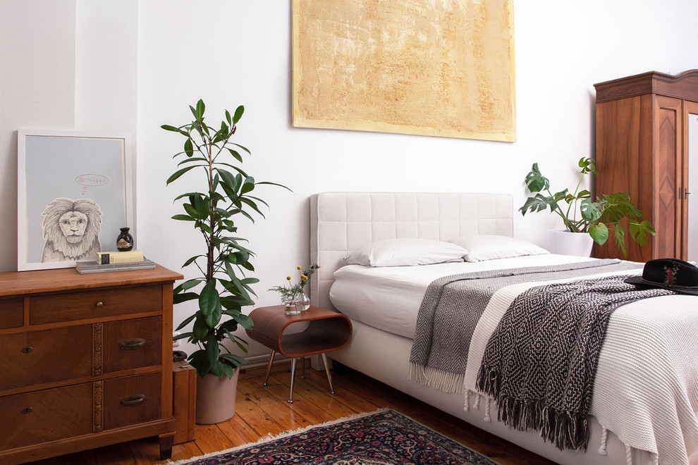 Стильный дизайн: хозяйская спальня в стиле неоклассика (современная классика) с белыми стенами, паркетным полом среднего тона и коричневым полом - последний тренд