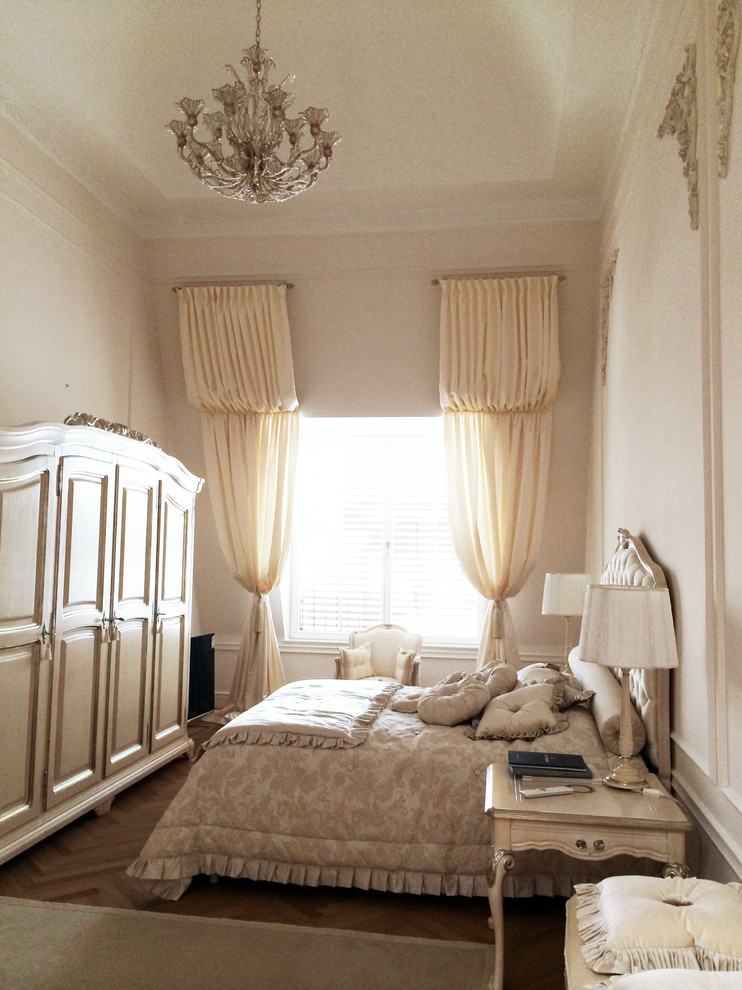 ベルリンにある中くらいなトラディショナルスタイルのおしゃれな主寝室 (白い壁、無垢フローリング、暖炉なし) のインテリア