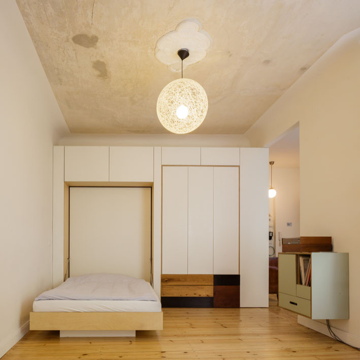 Kleines Modernes Hauptschlafzimmer mit weißer Wandfarbe, hellem Holzboden und beigem Boden in Berlin