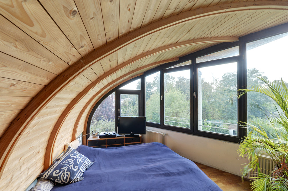 Ispirazione per una piccola camera da letto minimal con pareti bianche, pavimento in legno massello medio e nessun camino
