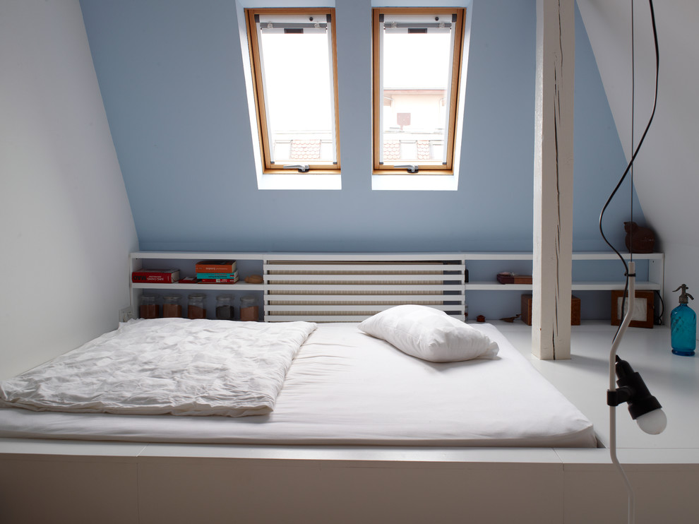 Imagen de dormitorio contemporáneo con paredes azules