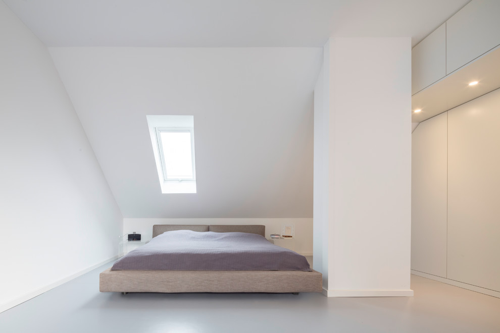Imagen de dormitorio moderno de tamaño medio con paredes blancas, suelo de linóleo, suelo gris y techo inclinado