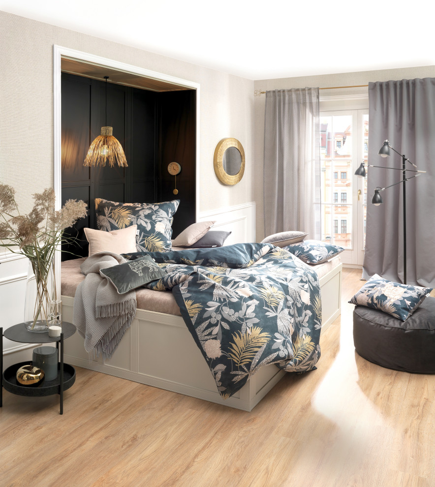 Свежая идея для дизайна: спальня среднего размера в современном стиле с бежевыми стенами и коричневым полом - отличное фото интерьера