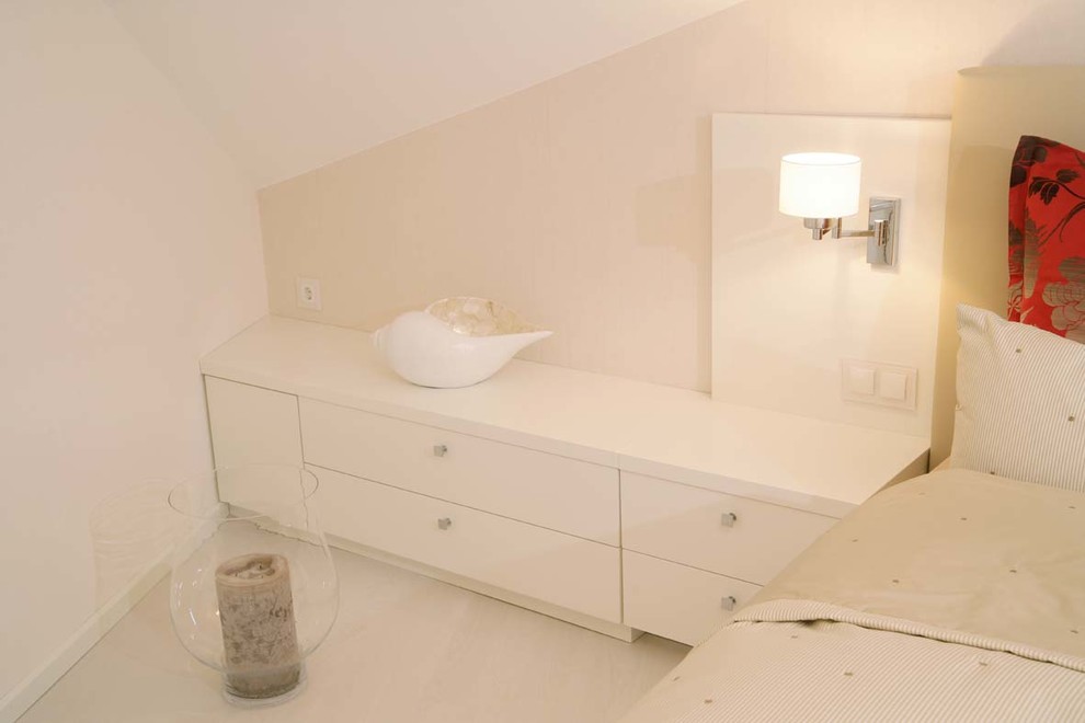 Cette photo montre une chambre parentale tendance de taille moyenne avec un mur beige, aucune cheminée et un sol beige.