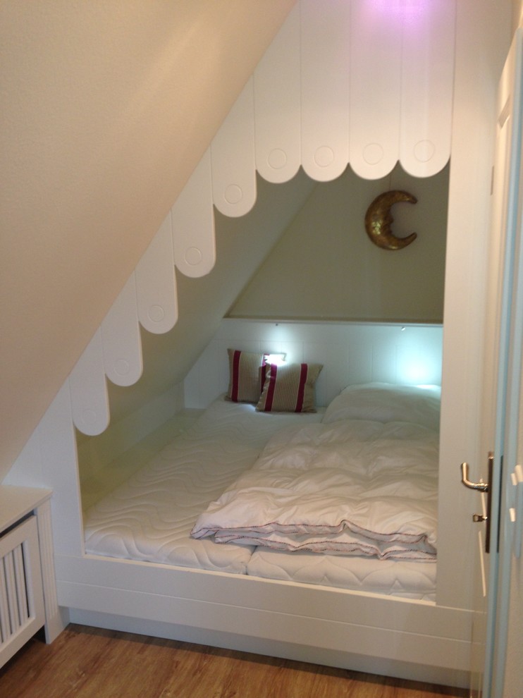 Klassisches Hauptschlafzimmer ohne Kamin mit rosa Wandfarbe, braunem Holzboden und beigem Boden in Hamburg