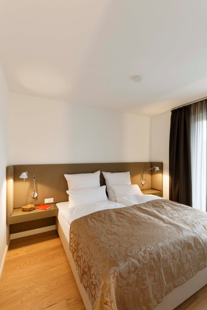 Modernes Schlafzimmer im Loft-Style mit weißer Wandfarbe, braunem Holzboden und braunem Boden in Sonstige