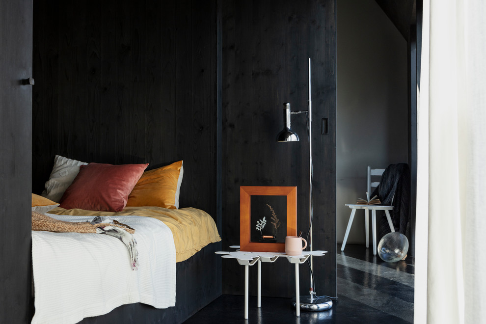 Стильный дизайн: маленькая гостевая спальня (комната для гостей) в стиле фьюжн с черными стенами, бетонным полом и черным полом для на участке и в саду - последний тренд