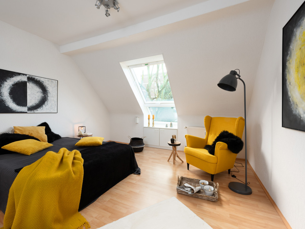 Modernes Schlafzimmer mit weißer Wandfarbe und Laminat in Essen