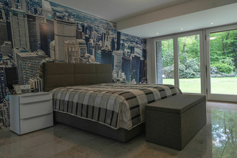 Foto de dormitorio principal clásico extra grande con paredes multicolor, suelo de piedra caliza, suelo beige, bandeja y papel pintado