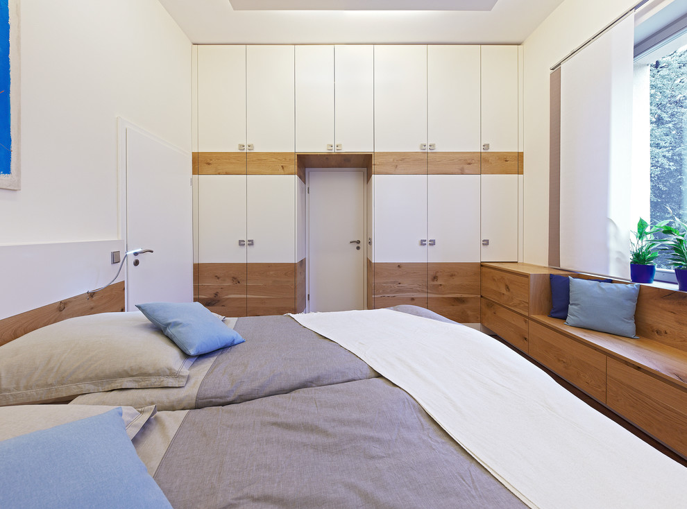 Großes Modernes Hauptschlafzimmer ohne Kamin mit weißer Wandfarbe in Dresden
