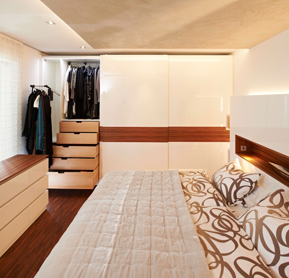 Mittelgroßes Modernes Hauptschlafzimmer ohne Kamin mit weißer Wandfarbe, braunem Holzboden und braunem Boden in Stuttgart