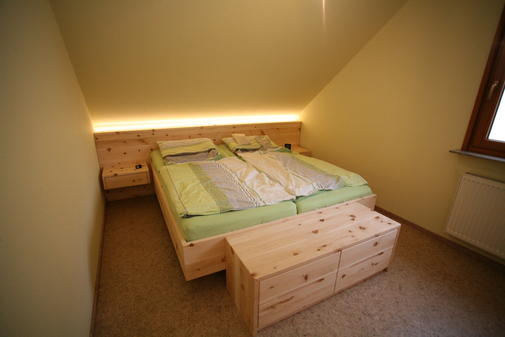 Geräumiges Landhausstil Hauptschlafzimmer mit grüner Wandfarbe, Korkboden und braunem Boden in Stuttgart
