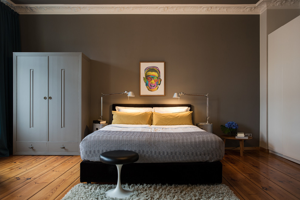 Mittelgroßes Stilmix Hauptschlafzimmer mit grauer Wandfarbe, hellem Holzboden und braunem Boden in Berlin