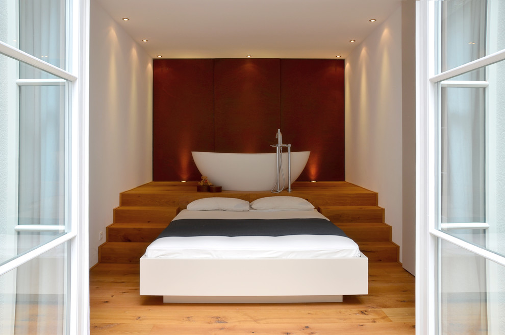 Источник вдохновения для домашнего уюта: хозяйская спальня среднего размера в современном стиле с красными стенами и паркетным полом среднего тона без камина