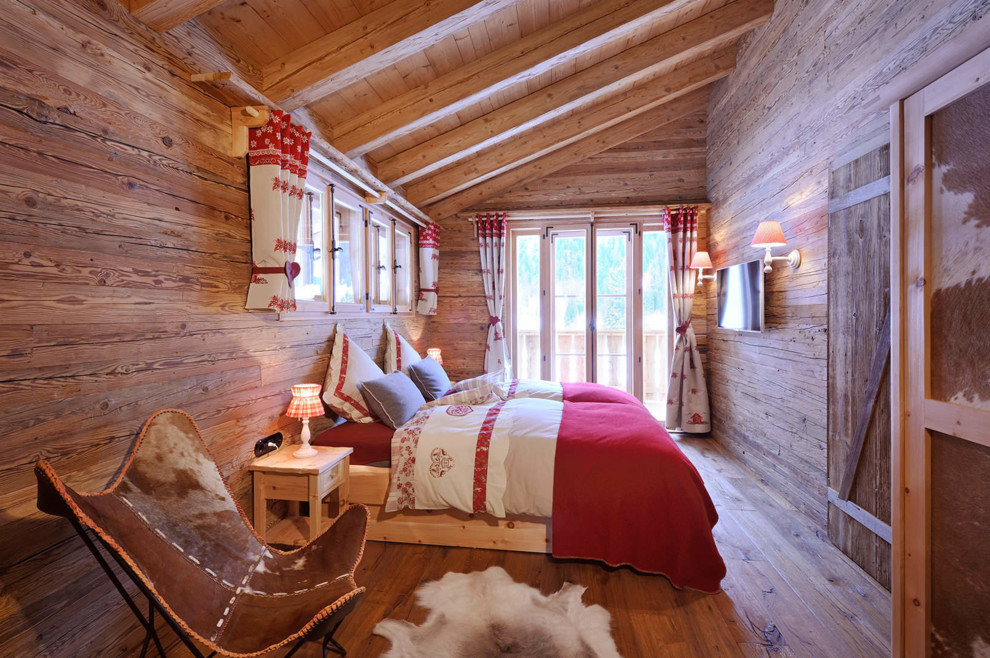 Bild på ett rustikt sovrum, med beige väggar och ljust trägolv